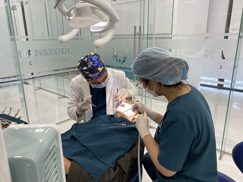 Bác sĩ Hà trồng răng Implant