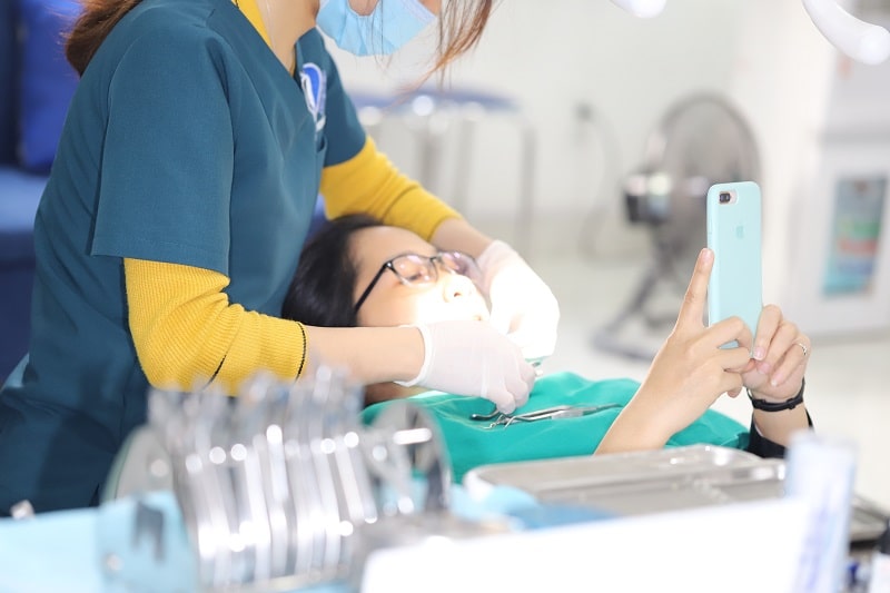 Bác sĩ lấy cao răng cho bệnh nhân