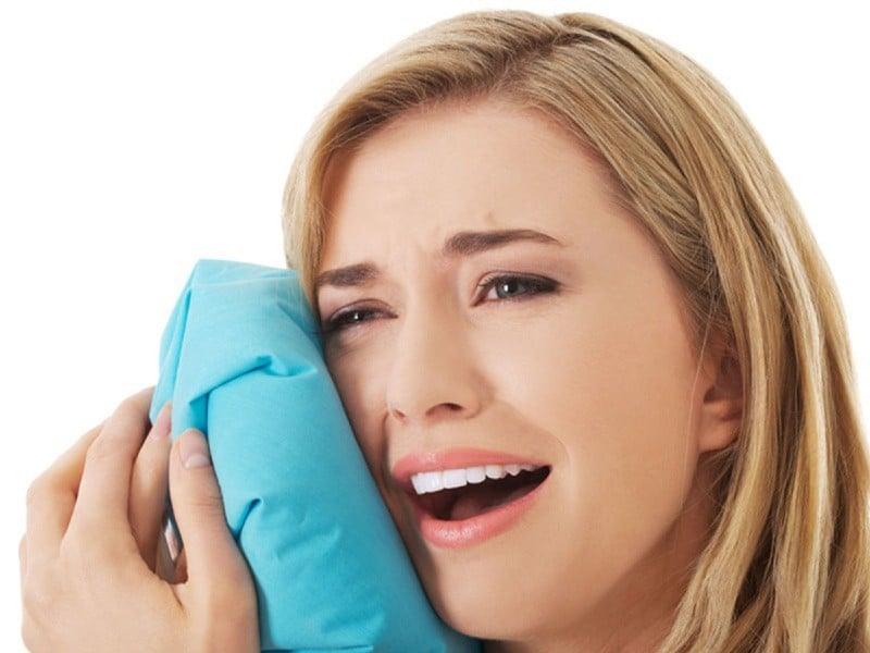Chườm đá lên má đỡ đau răng