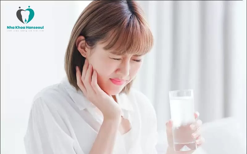 Xúc miệng nước muối sau khi nhổ răng khôn