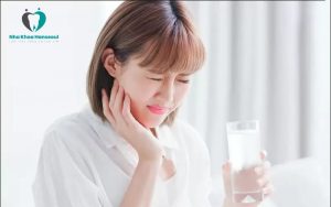 Xúc miệng nước muối sau khi nhổ răng khôn