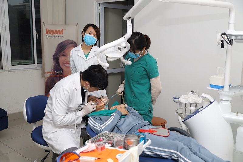Bác sĩ Hanseoul trám răng cho bệnh nhân