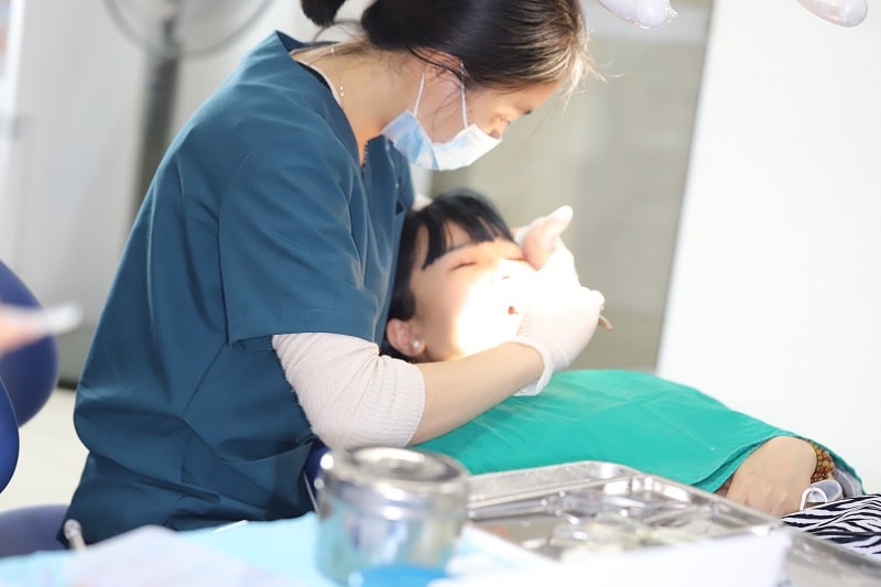 Bác sĩ Hanseoul khám cho bệnh nhân