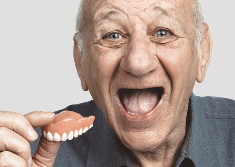 Người già bị rụng răng hàm