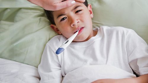 trẻ bị sốt khi nhổ răng