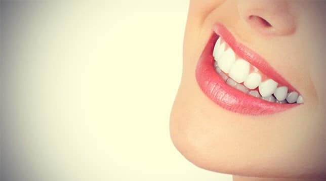 Răng trắng sáng sau khi lấy cao răng
