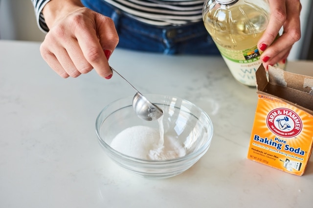 Baking soda với giấm Baking soda với giấm