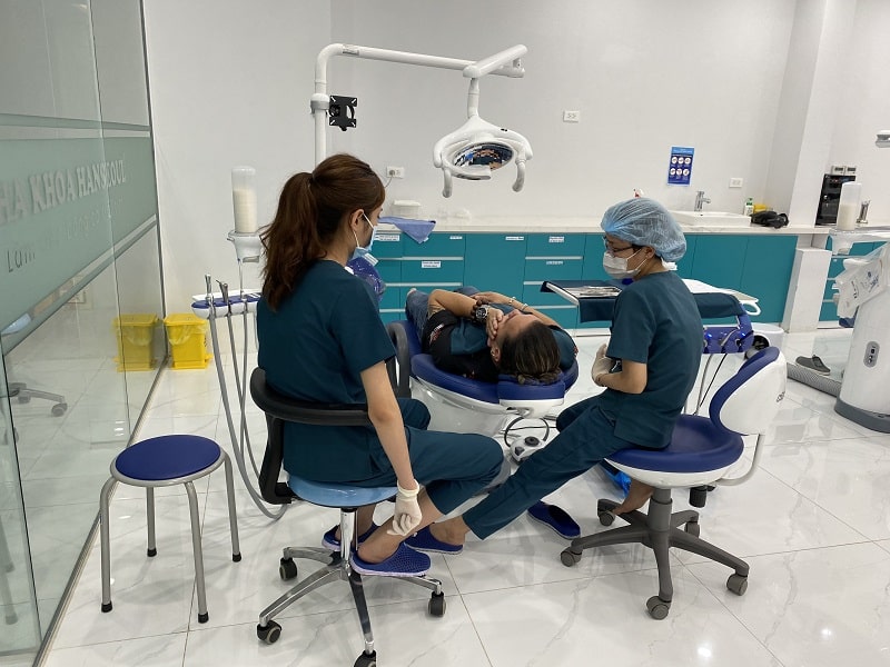 Khám bệnh cho bệnh nhân