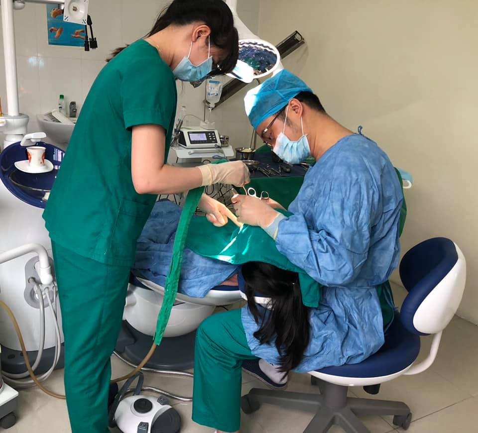 thực hiện trồng implant nguyên hàm