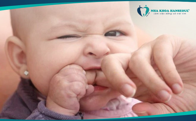 trẻ hay nhai cắn khi mọc răng không đúng thứ tự